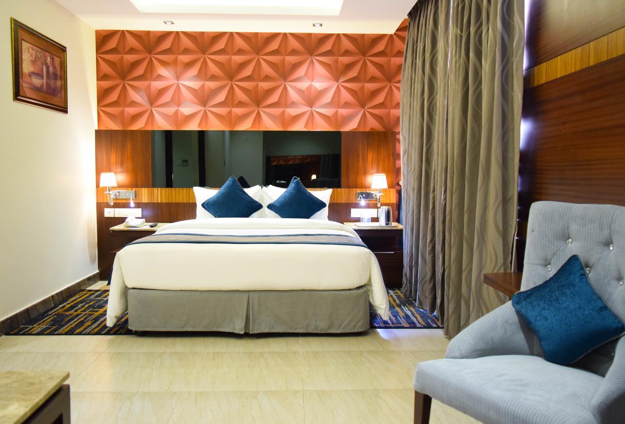Rg Royal Hotel Бангалор Екстериор снимка