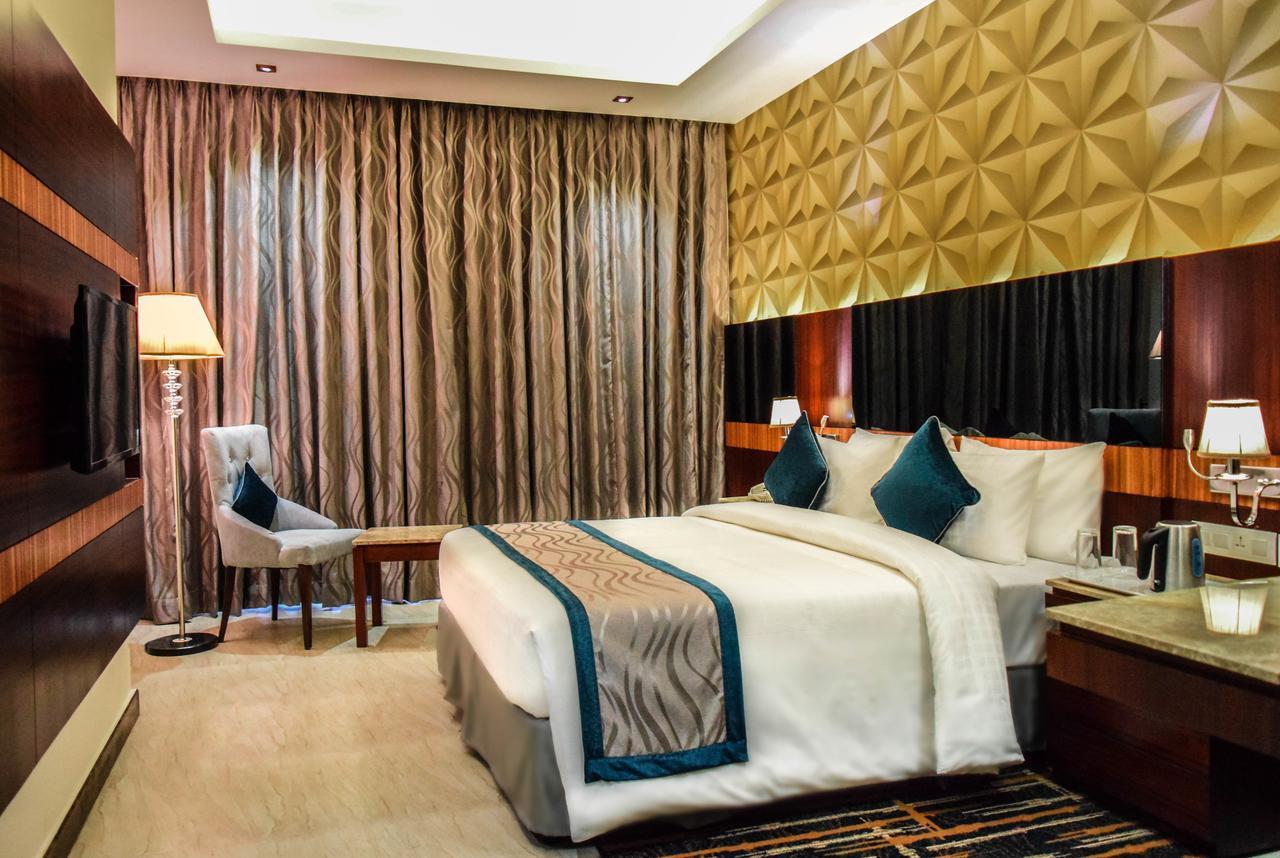 Rg Royal Hotel Бангалор Екстериор снимка